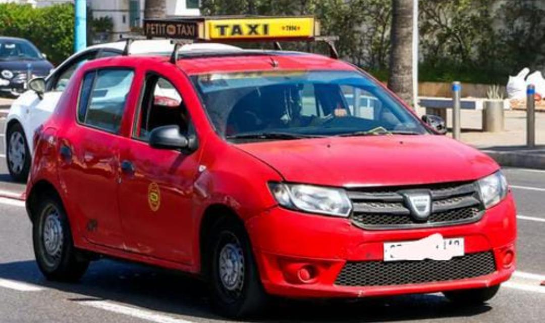 مدينة القصر الكبير..سيارة الأجرة الصغيرة والتجاوزات المعيبة وعدم ارساء القواعد العامة