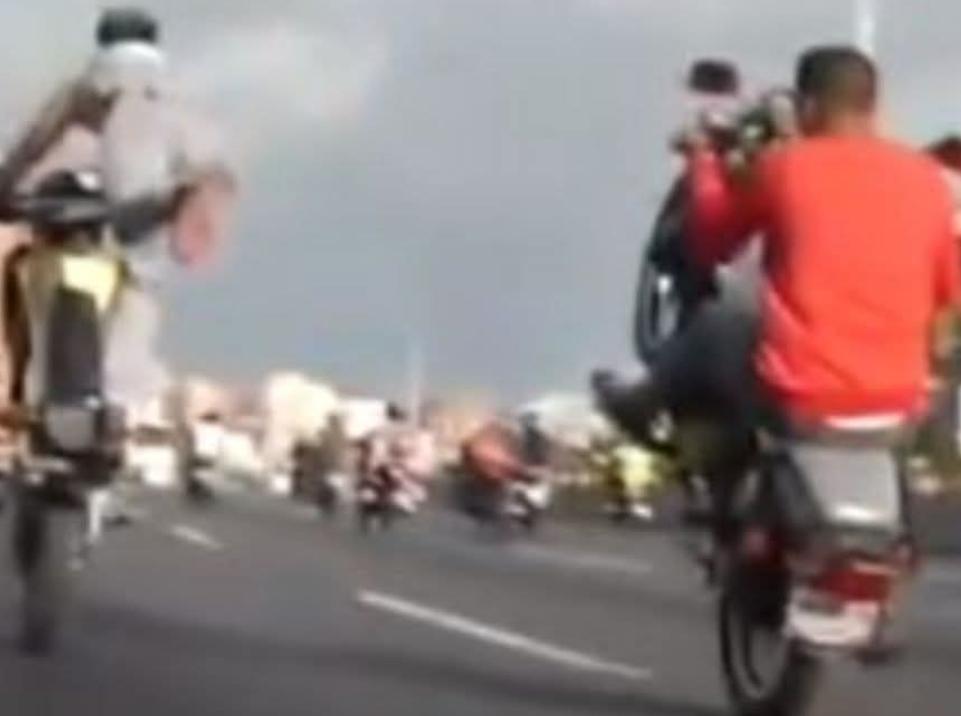 مدينة القصر الكبير…السلوكات المنحرفة لسائقي الدراجات النارية بالشارع العام.