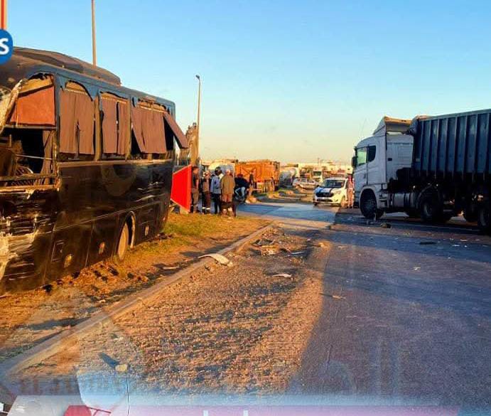حادثة سير بعد اصطدام بين حافلة نقل المستخدمين وشاحنة كبيرة بمدخل الجرف الأصفر بالجديدة