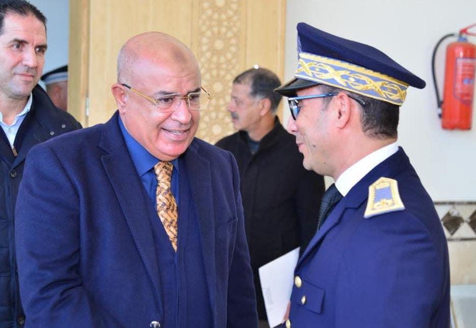 عامل الإقليم يشرف على حفل توشيح موظفين بأوسمة ملكية سامية ….