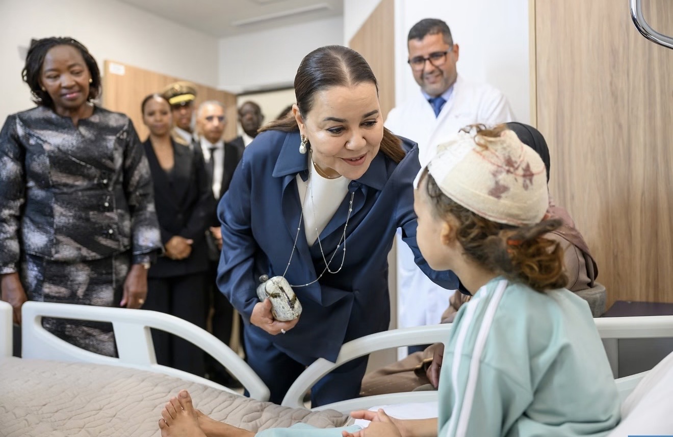 صاحبة السمو الملكي الأميرة للا أسماء تقوم بزيارة لمرضى كينيين ومغاربة استفادوا من زراعة قوقعة الأذن