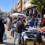 شارع أم كرين بحي الانبعاث بسلا … فوضى الباعة المتجولين تثير غضب الساكنة وأصحاب الدكاكين